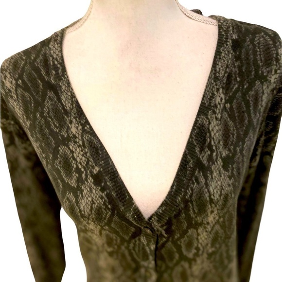 DG2 by diane Gilman olive python boyfriend sweater pockets cotton blend medium - Picture 3 of 9